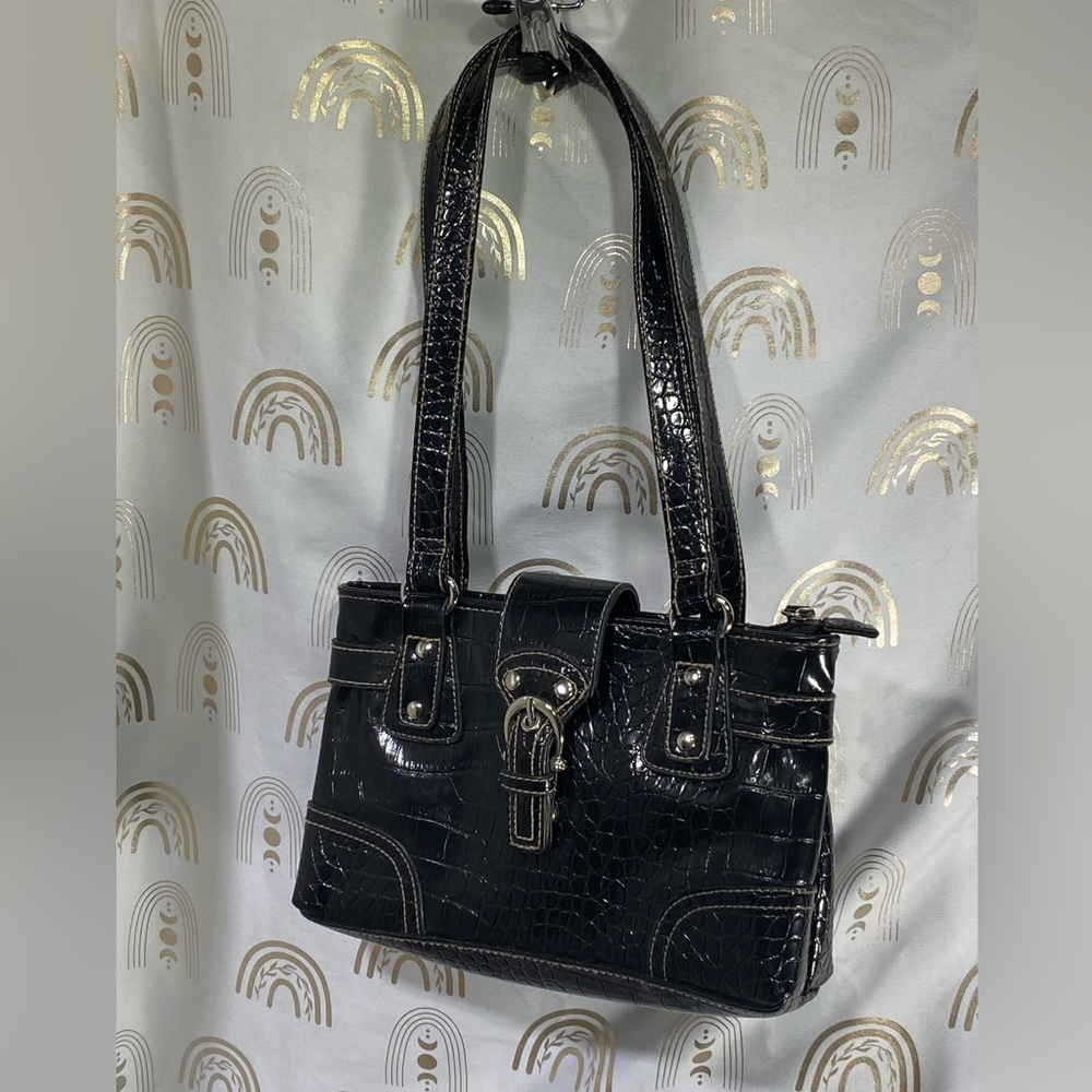 Chic Black Croc-Embossed Shoulder Bag